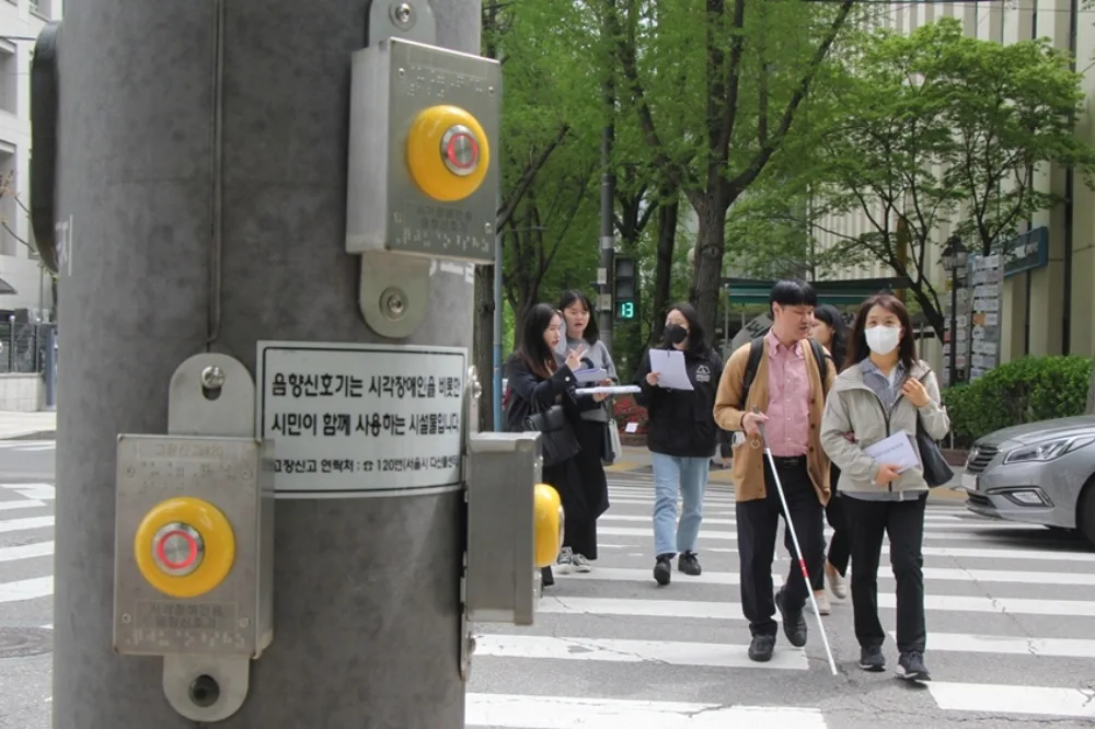 Pushbuttons mounted on a crosswalk signal pole in Korea. Photo: Naver News