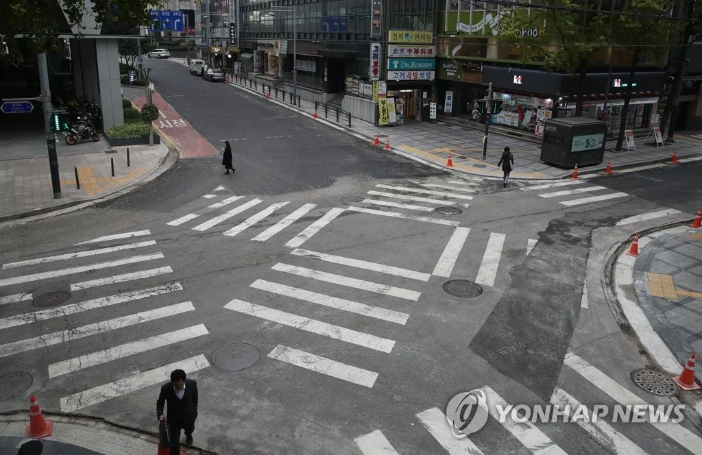 A crosswalk intersection in Seoul with diagonal crossing markings. Photo: Yonhap News