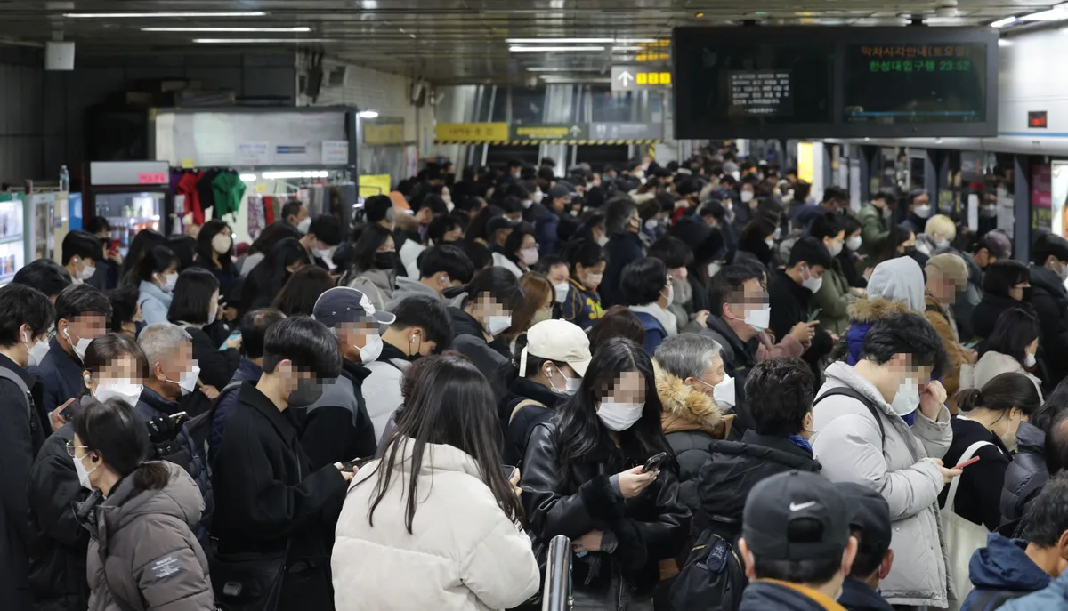 Commuters waiting on a platform at Seongsu Station in Seoul. Photo: Naver News