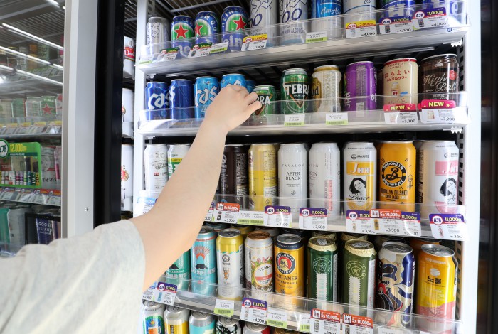 Soju and beer bottles stocked in a refrigerated shelf at a Korean convenience store. Photo: OhmyNews