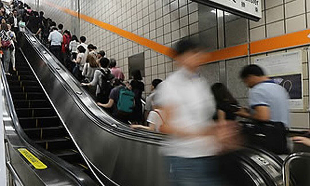 Commuters ride an escalator in a Seoul subway station. Photo: Naver News