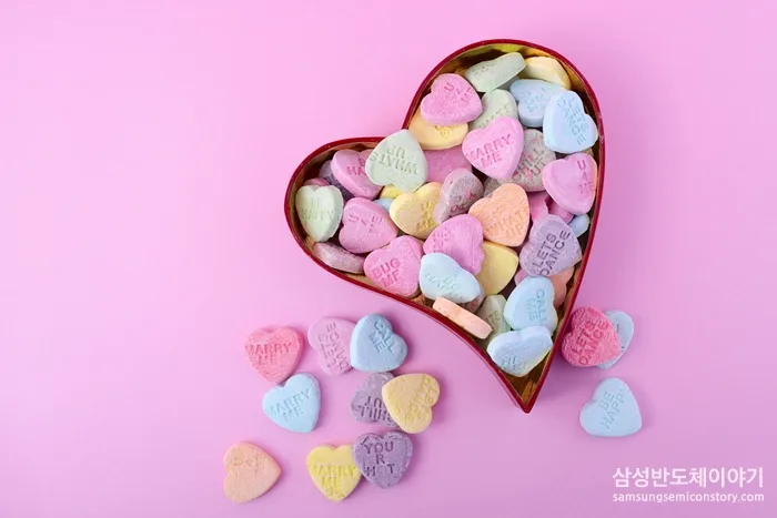 Candy gift displays at a Korean shop. Photo: Naver News