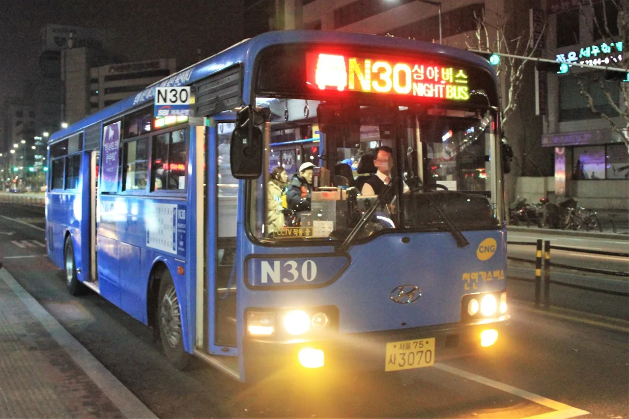 A Seoul night bus (route N30) on the road after dark. Photo: OhmyNews
