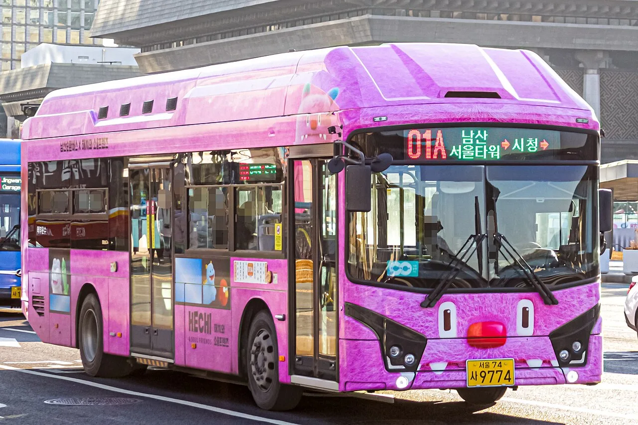 A Namsan circular bus 01A in Hechi & Soul Friends livery. Photo: Wikipedia