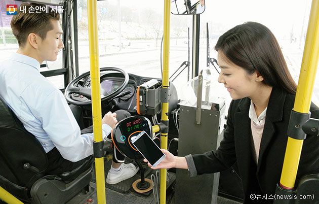 Paying the fare at the card reader on a Seoul city bus. Photo: Newsis