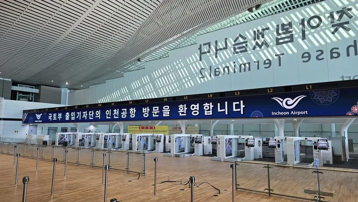Travelers walking toward the passport control entrance at Departure Hall 3, Incheon International Airport. Photo: The Korea Times