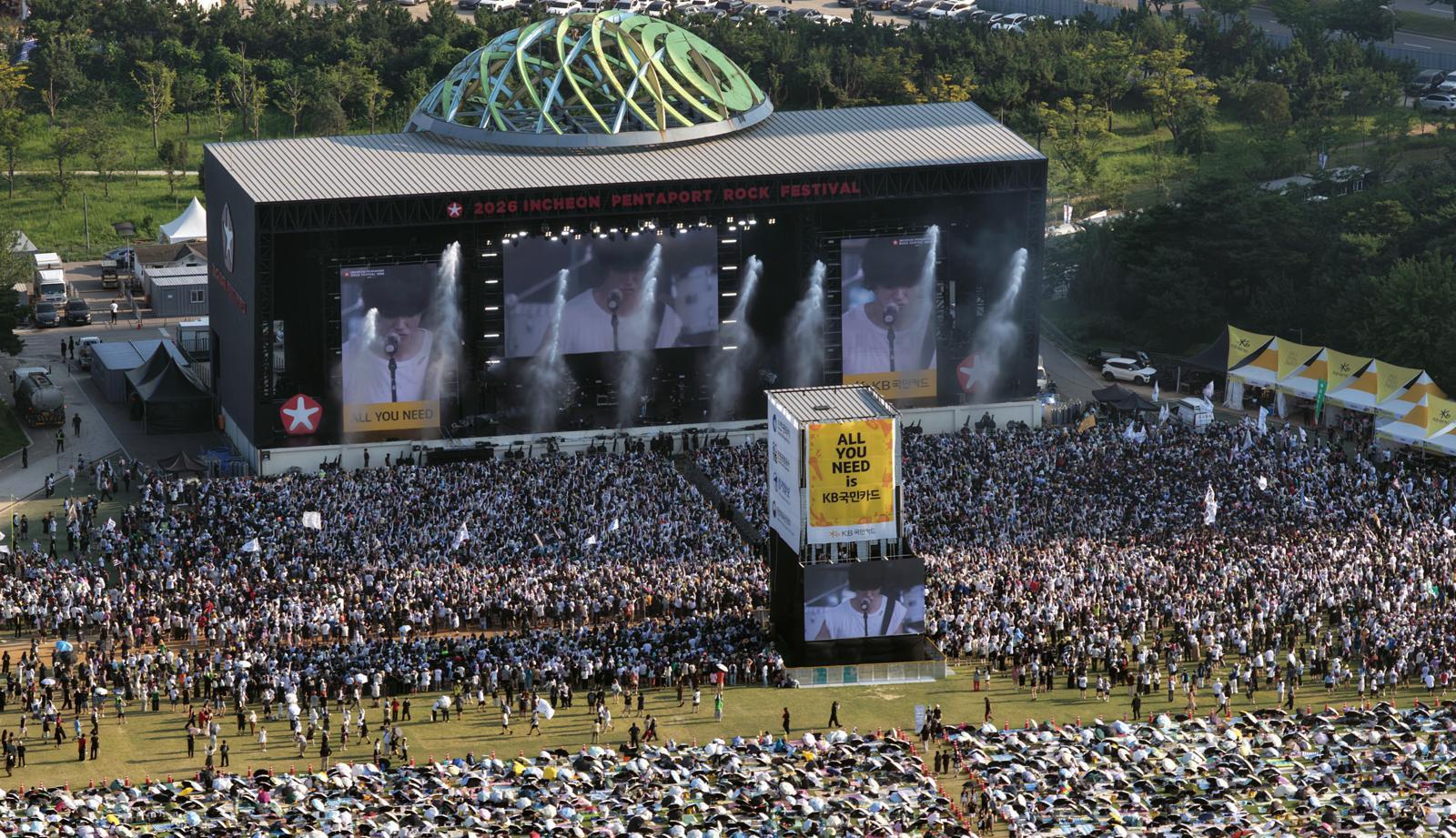 Crowd in front of the main stage at the 2026 Incheon Pentaport Rock Festival. Photo: Gyeonggi Ilbo