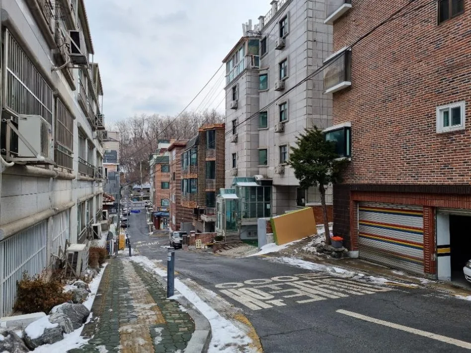A residential alley lined with low-rise villa and one-room apartment buildings in Seoul. Photo: Yonhap News