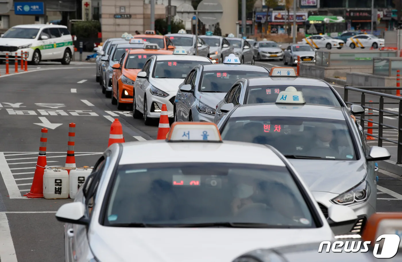 Seoul taxis lined up on a downtown street. Photo: Yonhap News