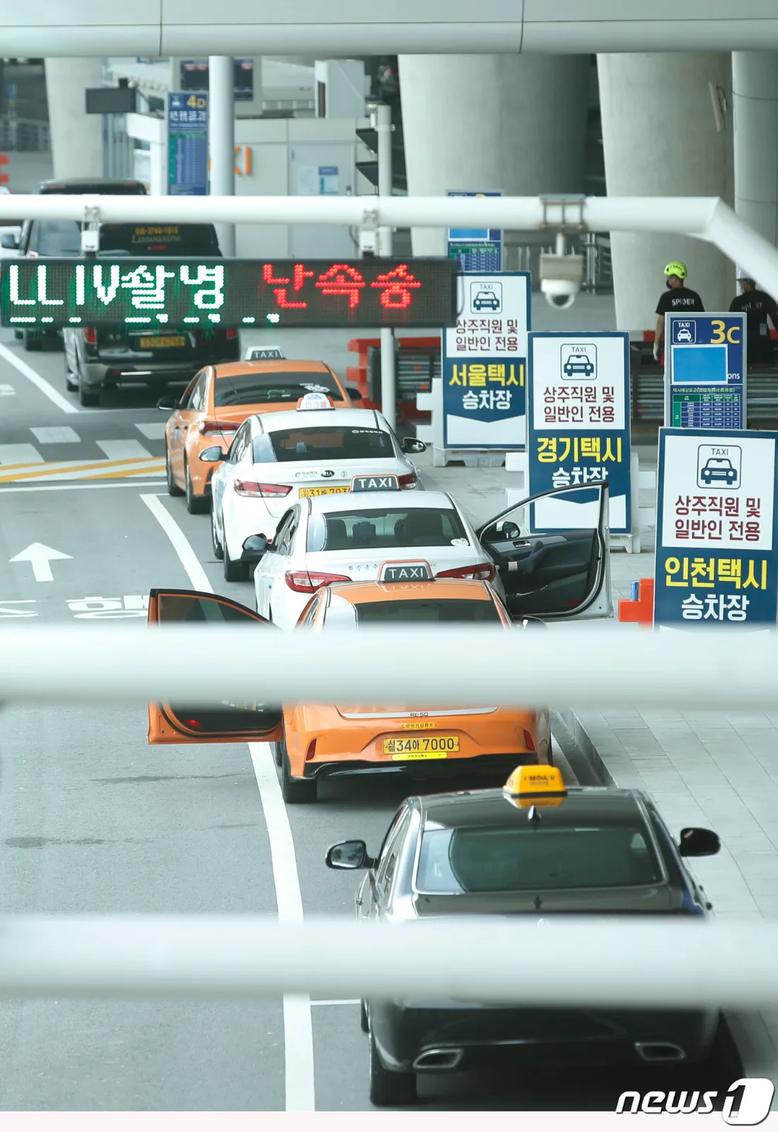 Taxis lined up at a taxi stand outside Incheon International Airport, including the deluxe taxi stop. Photo: Naver News