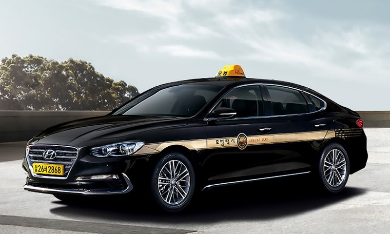 A Deluxe (mobeom) taxi, the black cab with a gold stripe. Source: Naver Blog