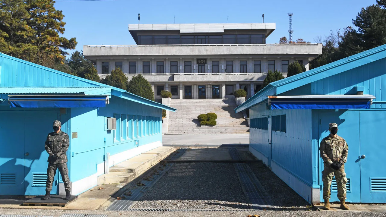 The blue conference buildings and Panmunjom Panmungak at the Joint Security Area. Photo: Naver News