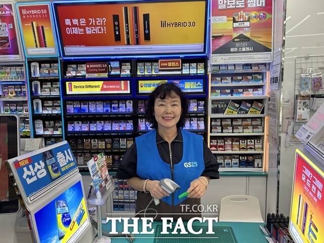 A convenience store clerk at the checkout counter in Korea. Photo: The Fact