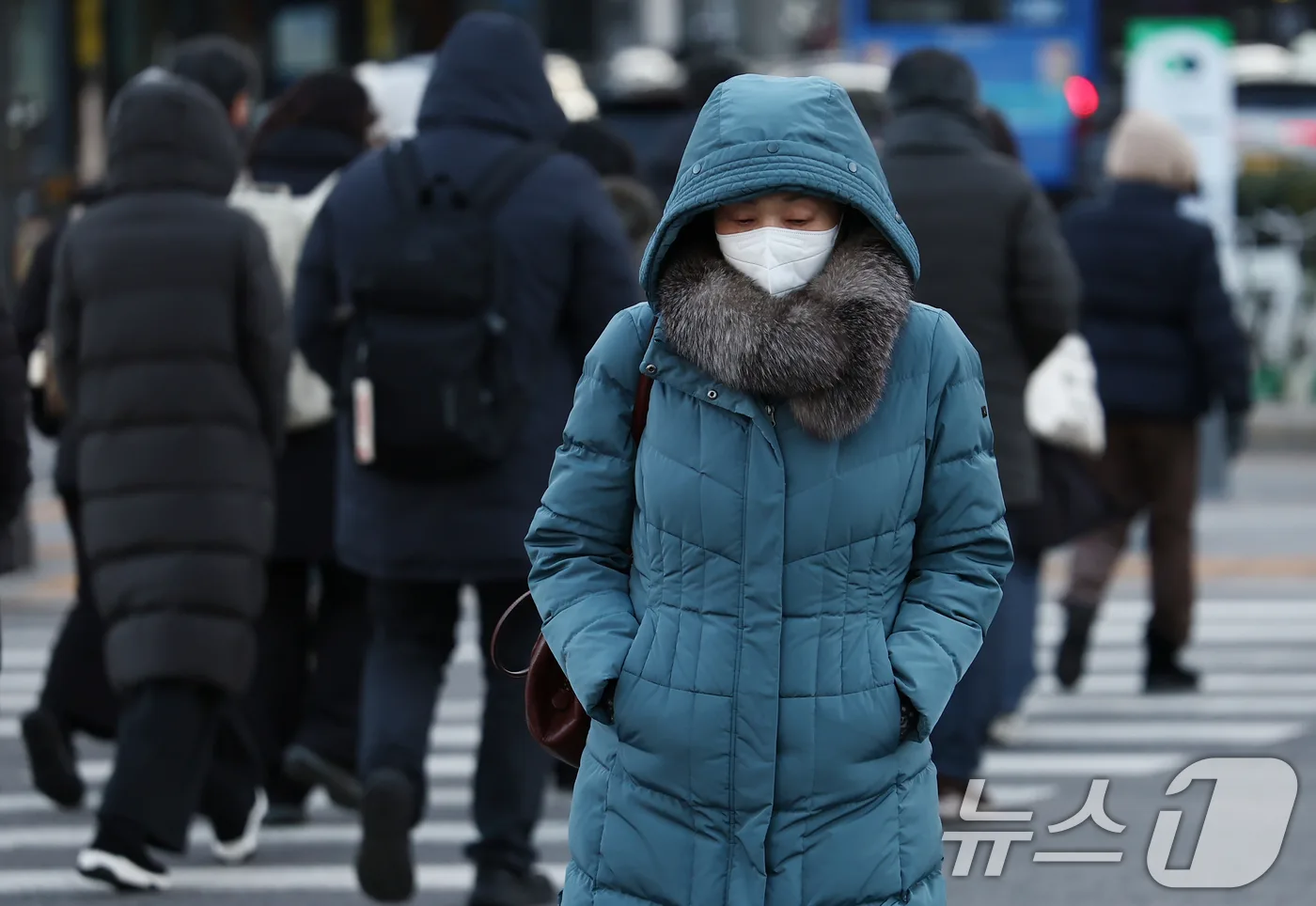Commuters in padded coats and hoods crossing a Seoul street during a cold wave. Photo: Donga Ilbo