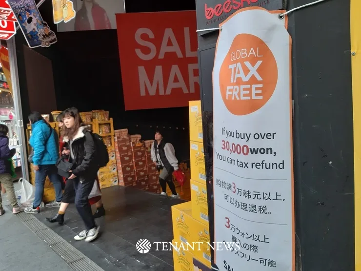 A Global Tax Free notice posted at a store entrance in Seoul's Myeongdong shopping district. Photo: Tenant News
